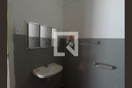 Casa à venda com 254m², 3 quartos e 3 vagasBanheiro 01 ao lado da cozinha