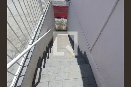 Casa à venda com 254m², 3 quartos e 3 vagasEscada acesso a garagem e entrada da casa