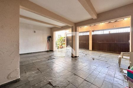 Casa à venda com 270m², 3 quartos e 4 vagas Casa à venda com 270m², 3 quartos e 4 vagasGaragem