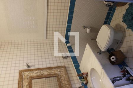 Casa de condomínio à venda com 1000m², 5 quartos e 6 vagasBanheiro externo