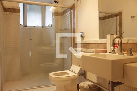 Casa de condomínio à venda com 1000m², 5 quartos e 6 vagasBanheiro de Hospede 