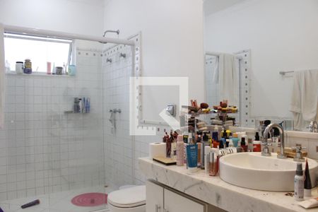 Casa de condomínio à venda com 1000m², 5 quartos e 6 vagasBanheiro da Suíte 1