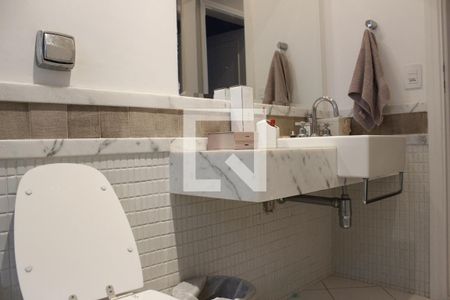 Casa de condomínio à venda com 1000m², 5 quartos e 6 vagasBanheiro de Hospede 