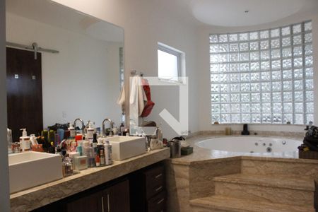 Casa de condomínio à venda com 1000m², 5 quartos e 6 vagasBanheiro da Suíte Master