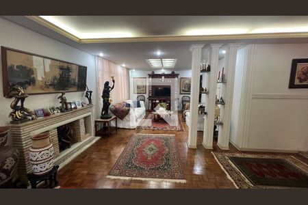 Casa à venda com 650m², 5 quartos e 6 vagas Casa à venda com 650m², 5 quartos e 6 vagasSala