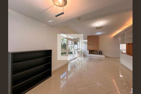 Sala de casa de condomínio para alugar com 4 quartos, 300m² em Chácara Monte Alegre, São Paulo