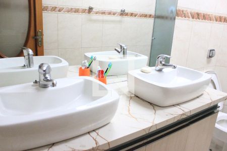 Casa à venda com 166m², 3 quartos e 3 vagasBanheiro 