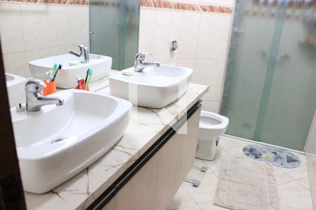 Casa à venda com 166m², 3 quartos e 3 vagasBanheiro 