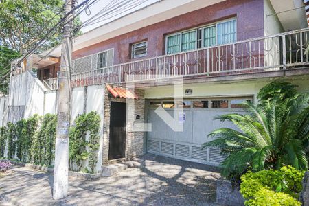 Casa à venda com 247m², 3 quartos e 6 vagas Casa à venda com 247m², 3 quartos e 6 vagasFachada