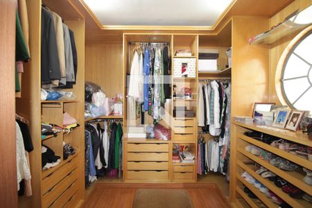 Casa à venda com 320m², 3 quartos e 3 vagasCloset da suíte