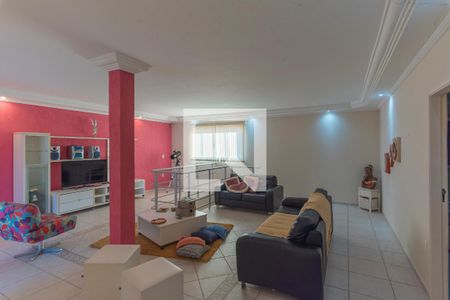 Casa à venda com 232m², 4 quartos e 6 vagasSala de TV