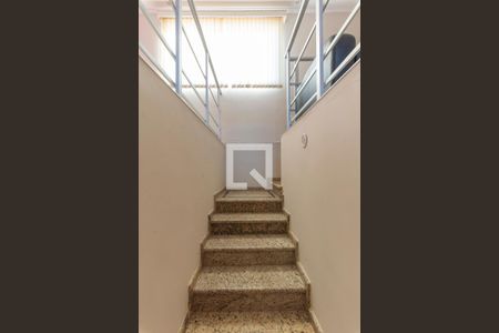 Casa à venda com 232m², 4 quartos e 6 vagasEscada