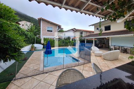 Casa de condomínio à venda com 400m², 4 quartos e 4 vagas Casa de condomínio à venda com 400m², 4 quartos e 4 vagasPiscina