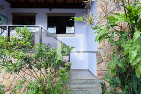 Casa à venda com 500m², 5 quartos e 4 vagas Casa à venda com 500m², 5 quartos e 4 vagasJardim e entrada da casa