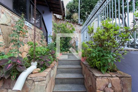 Casa à venda com 500m², 5 quartos e 4 vagas Casa à venda com 500m², 5 quartos e 4 vagasJardim e entrada da casa