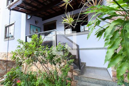 Casa à venda com 500m², 5 quartos e 4 vagas Casa à venda com 500m², 5 quartos e 4 vagasJardim e entrada da casa