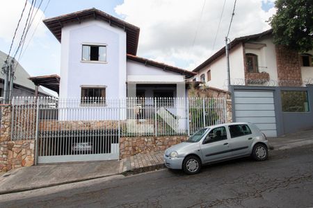 Casa à venda com 500m², 5 quartos e 4 vagas Casa à venda com 500m², 5 quartos e 4 vagasFachada