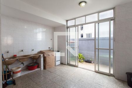 Casa à venda com 500m², 5 quartos e 4 vagas Casa à venda com 500m², 5 quartos e 4 vagasÁrea de Serviço