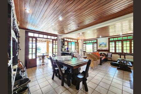 Casa de condomínio à venda com 320m², 4 quartos e 4 vagasSala