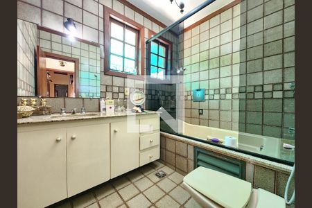 Casa de condomínio à venda com 320m², 4 quartos e 4 vagasBanheiro do Quarto 1