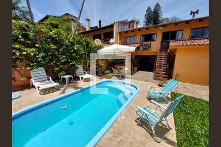 Casa à venda com 400m², 4 quartos e 3 vagas Casa à venda com 400m², 4 quartos e 3 vagasPiscina