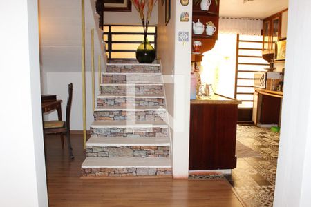Casa à venda com 400m², 4 quartos e 3 vagas Casa à venda com 400m², 4 quartos e 3 vagasEscadas de Acesso ao segundo andar