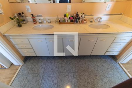 Apartamento à venda com 156m², 4 quartos e 3 vagas Apartamento à venda com 156m², 4 quartos e 3 vagasBanheiro dos Quartos 01 e 02