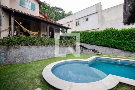 Casa de condomínio à venda com 300m², 3 quartos e 2 vagas Casa de condomínio à venda com 300m², 3 quartos e 2 vagasPiscina