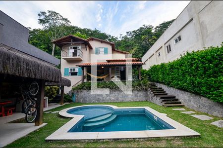 Casa de condomínio à venda com 300m², 3 quartos e 2 vagas Casa de condomínio à venda com 300m², 3 quartos e 2 vagasPiscina