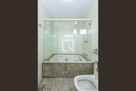 Apartamento à venda com 340m², 4 quartos e 4 vagas Apartamento à venda com 340m², 4 quartos e 4 vagasBanheiro da Suíte 2