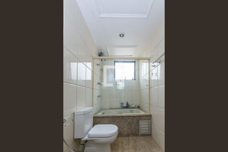 Apartamento à venda com 340m², 4 quartos e 4 vagas Apartamento à venda com 340m², 4 quartos e 4 vagasBanheiro da Suíte 1