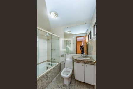 Apartamento à venda com 340m², 4 quartos e 4 vagas Apartamento à venda com 340m², 4 quartos e 4 vagasBanheiro da Suíte 2