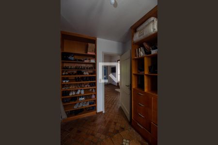 Casa à venda com 580m², 4 quartos e 5 vagas Casa à venda com 580m², 4 quartos e 5 vagasCloset