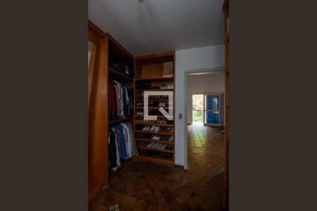 Casa à venda com 580m², 4 quartos e 5 vagas Casa à venda com 580m², 4 quartos e 5 vagasCloset