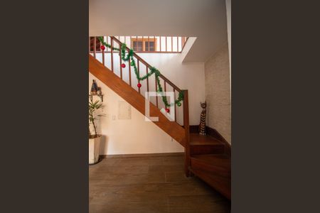 Casa à venda com 580m², 4 quartos e 5 vagas Casa à venda com 580m², 4 quartos e 5 vagasEscada