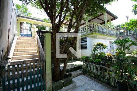 Casa à venda com 300m², 2 quartos e 2 vagas Casa à venda com 300m², 2 quartos e 2 vagasQuintal