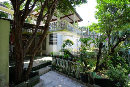 Casa à venda com 300m², 2 quartos e 2 vagas Casa à venda com 300m², 2 quartos e 2 vagasQuintal