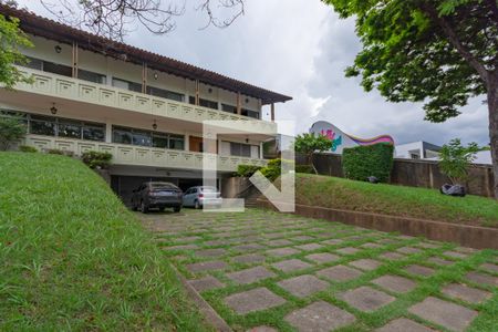 Casa à venda com 641m², 5 quartos e 10 vagas Casa à venda com 641m², 5 quartos e 10 vagasFachada
