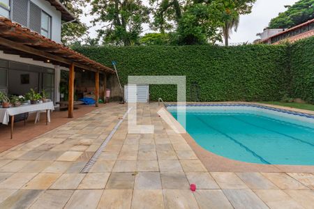 Casa à venda com 641m², 5 quartos e 10 vagas Casa à venda com 641m², 5 quartos e 10 vagasPiscina