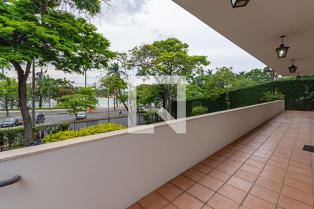 Casa à venda com 641m², 5 quartos e 10 vagas Casa à venda com 641m², 5 quartos e 10 vagasVaranda
