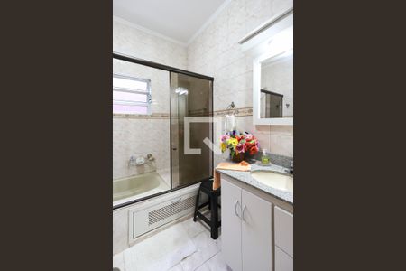 Casa à venda com 240m², 5 quartos e 2 vagas Casa à venda com 240m², 5 quartos e 2 vagasBanheiro da Suíte