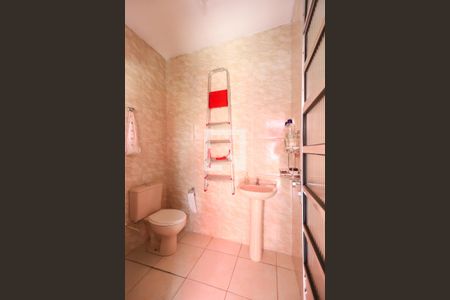 Casa à venda com 240m², 5 quartos e 2 vagas Casa à venda com 240m², 5 quartos e 2 vagasBanheiro de serviço