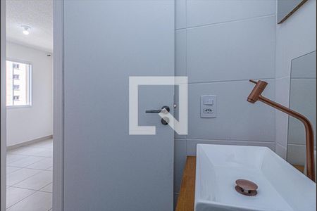 banheiro social_4 de apartamento para alugar com 2 quartos, 32m² em Parque Fongaro, São Paulo