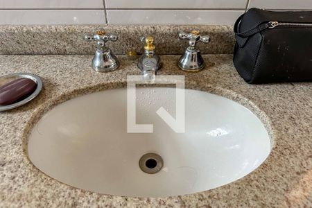 Casa à venda com 420m², 4 quartos e 4 vagas Casa à venda com 420m², 4 quartos e 4 vagasBanheiro 2