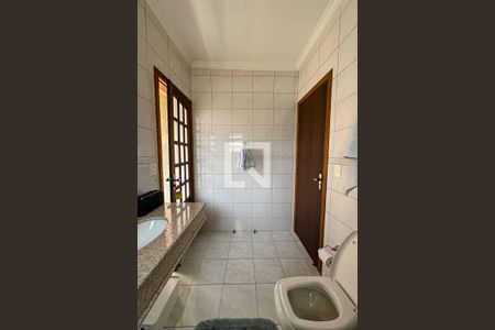 Casa à venda com 420m², 4 quartos e 4 vagas Casa à venda com 420m², 4 quartos e 4 vagasBanheiro 2