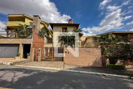 Casa à venda com 420m², 4 quartos e 4 vagas Casa à venda com 420m², 4 quartos e 4 vagasFachada