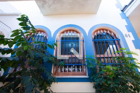 Casa à venda com 166m², 3 quartos e 2 vagas Casa à venda com 166m², 3 quartos e 2 vagasFachada