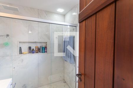 Apartamento à venda com 314m², 3 quartos e 3 vagas Apartamento à venda com 314m², 3 quartos e 3 vagasBanheiro 2 da Suíte