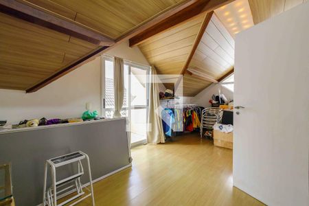 Casa de condomínio à venda com 220m², 4 quartos e 4 vagas Casa de condomínio à venda com 220m², 4 quartos e 4 vagasSótão