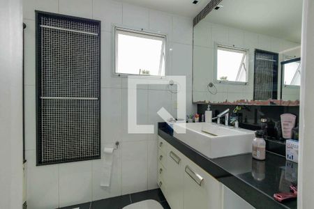 Casa de condomínio à venda com 220m², 4 quartos e 4 vagas Casa de condomínio à venda com 220m², 4 quartos e 4 vagasBanheiro Suíte 2